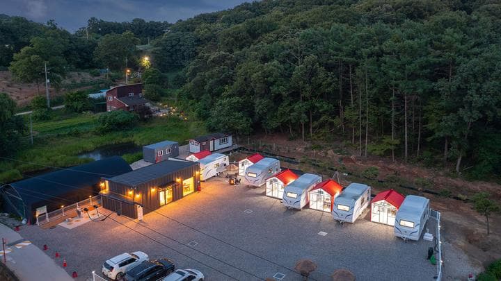 덕포진 숲속카라반파크 캠핑장 · GoCamping 제공